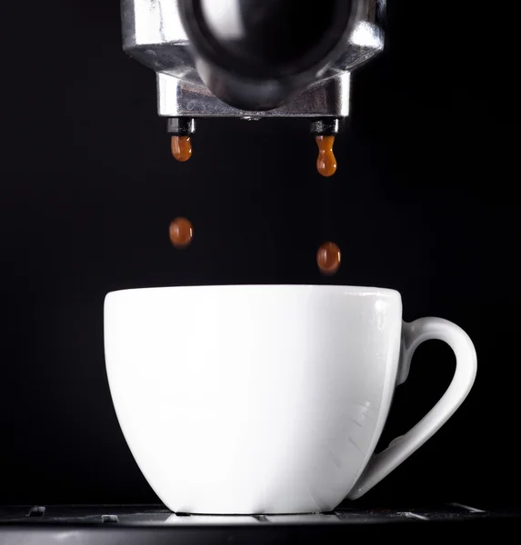 Espresso que vierte de la máquina de café . —  Fotos de Stock