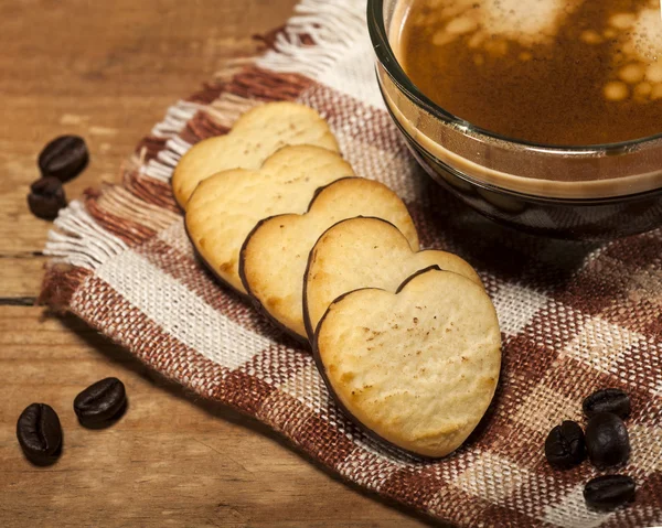 Glas kopp med kaffe och kakor i en hjärta form — Stockfoto