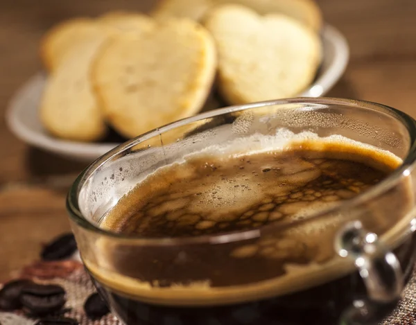 Glas kopp med kaffe och kakor i en hjärta form — Stockfoto