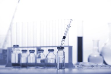 Beyaz ve mavi arka planı olan test tüpleri. Laboratuvar camları..