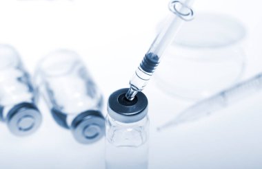 Beyaz ve mavi arka planı olan test tüpleri. Laboratuvar camları..