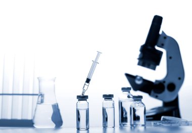 Beyaz ve mavi arka planı olan test tüpleri. Laboratuvar camları..