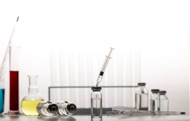 Beyaz arka planda fotokopi alanı olan test tüpleri. Laboratuvar camları..