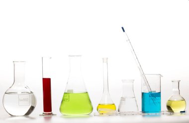 Beyaz arka planda fotokopi alanı olan test tüpleri. Laboratuvar camları..