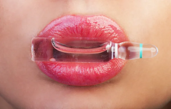 Lips and ampoule — Stock Photo, Image