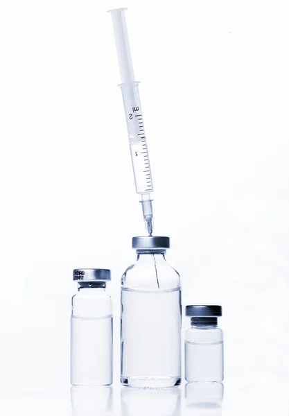 Frascos para injectáveis e seringa — Fotografia de Stock