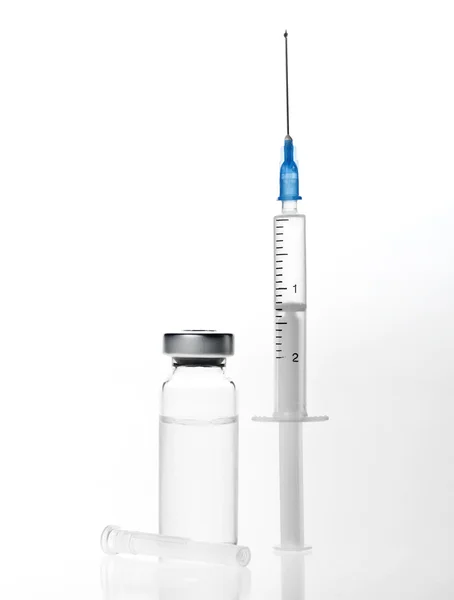 Frascos para injectáveis e seringa — Fotografia de Stock