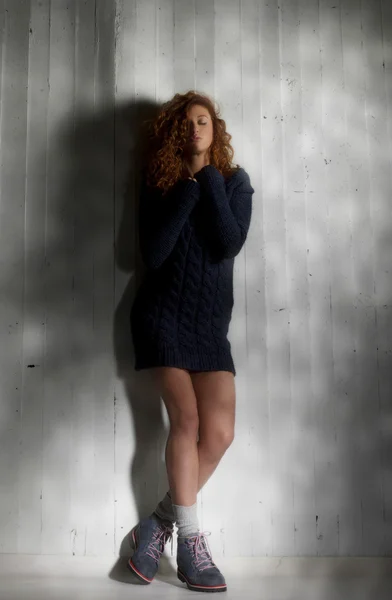 Krásná dívka s svetr. — Stock fotografie
