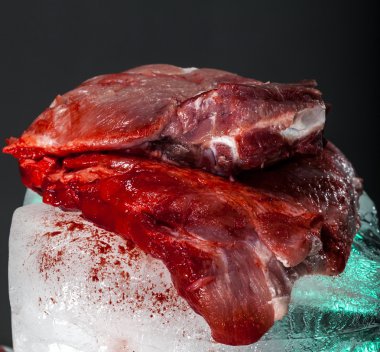 Bir buz küpü üzerinde et