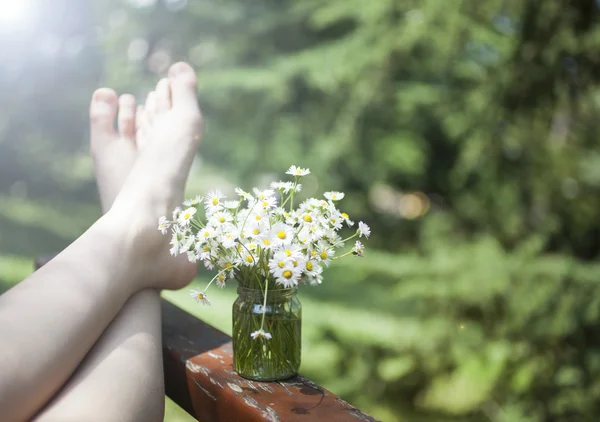 Barnschampo med kamomill blommor och fötter — Stockfoto