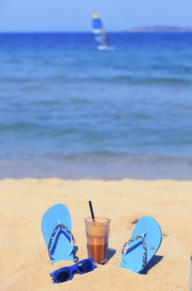 Παγωμένο καφέ σε μια αμμώδη παραλία — Φωτογραφία Αρχείου
