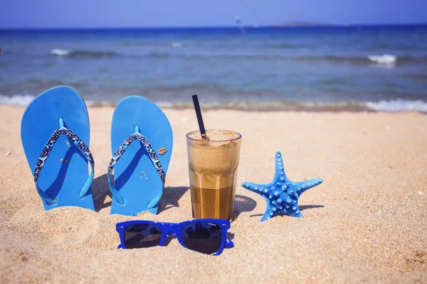 Café glacé sur une plage de sable fin — Photo