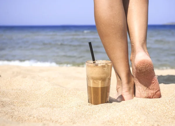 アイス コーヒーや砂浜のビーチで女性の足 ストック写真