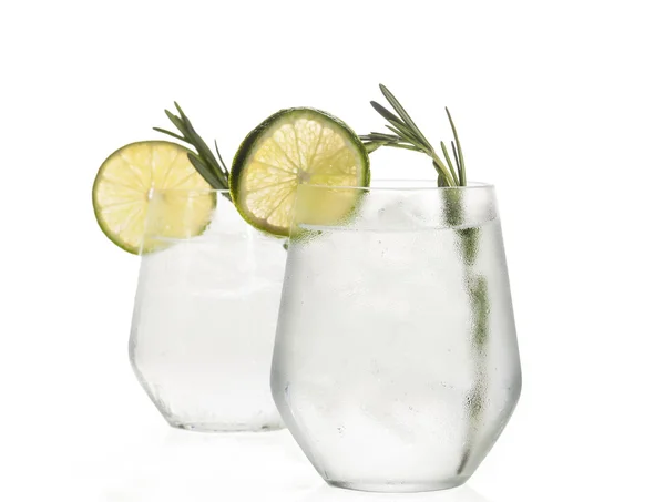 Gin and tonic cocktail with lime over white background. — Stock Photo, Image