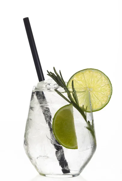 Gin en tonic cocktail met kalk op witte achtergrond. — Stockfoto