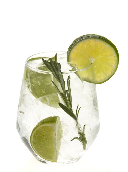 Gin and tonic cocktail with lime over white background. — Stock Photo, Image