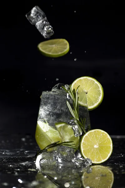 Gin och tonic cocktail med lime över svart bakgrund. — Stockfoto