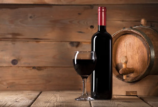 Vino tinto sobre fondo de madera — Foto de Stock