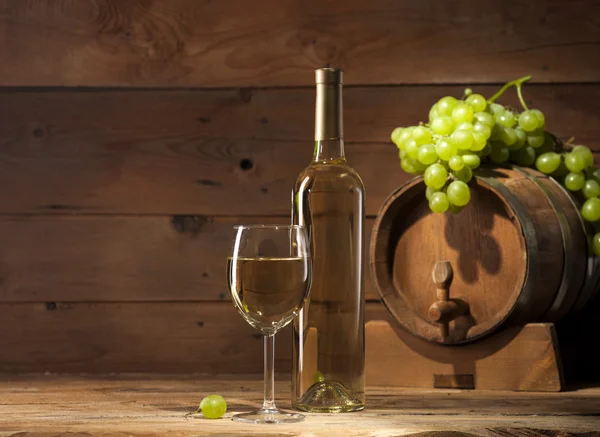 Vino bianco su fondo di legno — Foto Stock