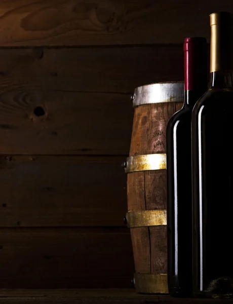 Vinho tinto e branco sobre fundo de madeira — Fotografia de Stock