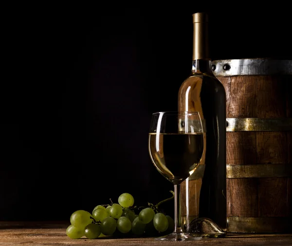 Vinho branco sobre fundo de madeira — Fotografia de Stock