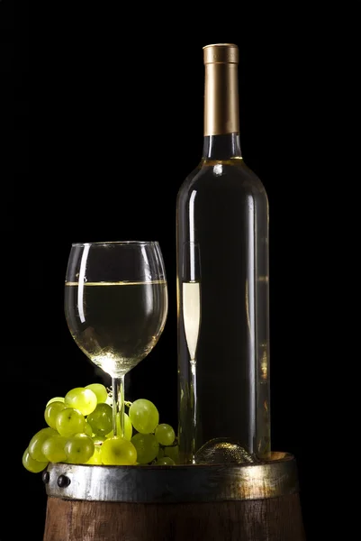 Vinho branco sobre fundo de madeira — Fotografia de Stock