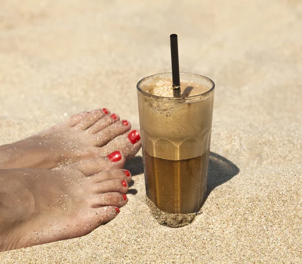 Iskaffe på en sandstrand bakgrund — Stockfoto