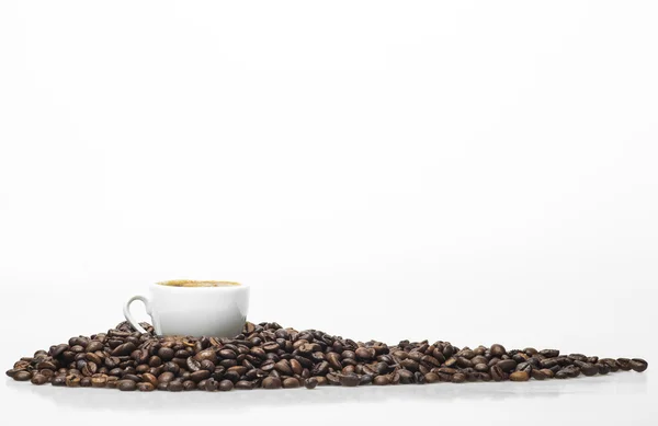 कॉफी बीन्ससह व्हाइट कप — स्टॉक फोटो, इमेज