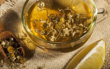 ahşap zemin üzerinde papatya çayı