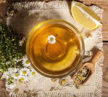 ahşap zemin üzerinde papatya çayı