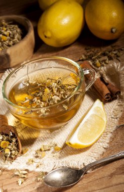 ahşap zemin üzerinde papatya çayı