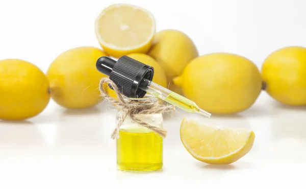 Olejek cytrynowy — Zdjęcie stockowe