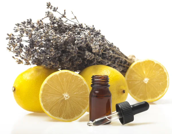 Лимонное и лавандовое эфирное масло — стоковое фото