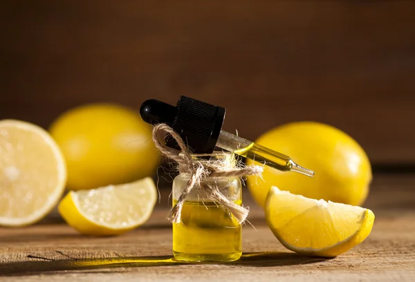 레몬 에센셜 오일 — 스톡 사진