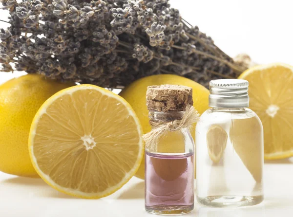 Limão e óleo essencial de lavanda — Fotografia de Stock