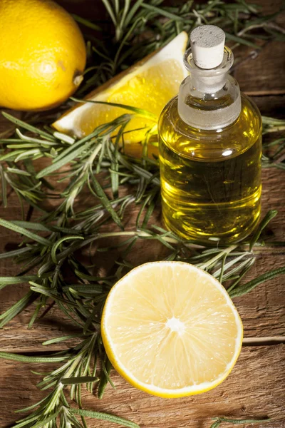 Citron æterisk olie og rosmarin - Stock-foto