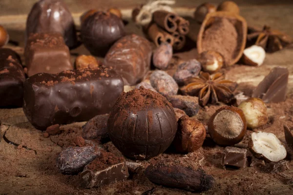 木制背景的巧克力糖果 — 图库照片