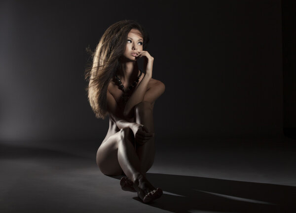 Привлекательная обнаженная брюнетка
