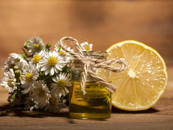 Lemon and Chamomile Essential Oil — Stock Photo, Image