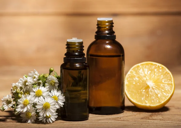 Lemon and Chamomile Essential Oil — Stock Photo, Image