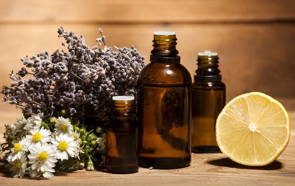 Kamille, citron og lavendel æterisk olie - Stock-foto
