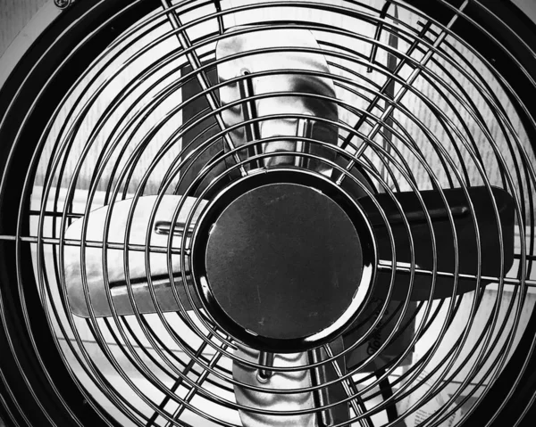 Bir mağazada satılık elektrikli fan.