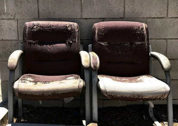 Bir Çift Terk Edilmiş Sandalye — Stok fotoğraf