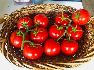 Markette bir sepet domates