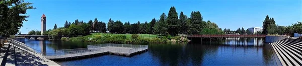 Nehir kenarındaki parkın panoramik görüntüsü. Spokane, WA 'da.