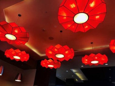 Tavandan sarkan kırmızı avizeler