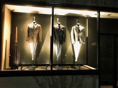 Erkek giysileri sergileniyor