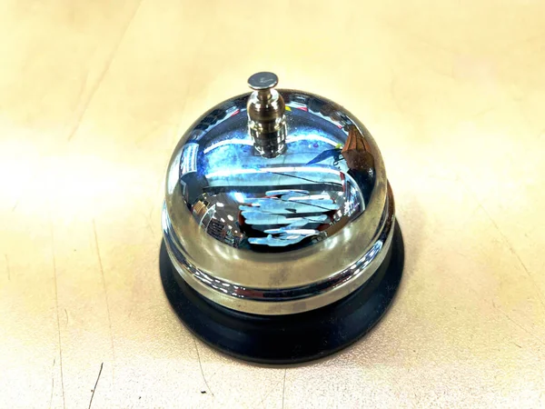 Çanı tezgahın üstünde çağır..