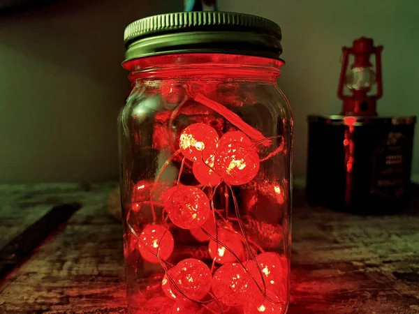 Duvarcı kavanozunda kırmızı peri ışıkları.