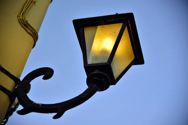 Уличный фонарь из чугуна — стоковое фото